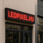 Piros beltéri LED fényújság - P10, 128x64 cm