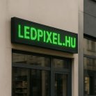 Zöld beltéri LED fényújság - P10, 160x64 cm